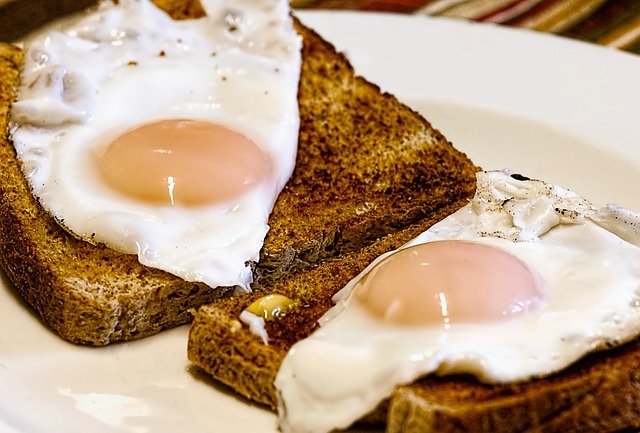 Wie man ein schnelles Frühstück zubereitet